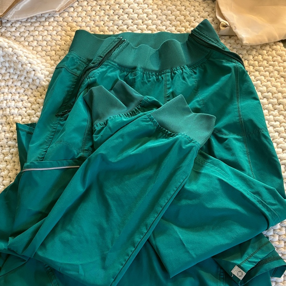 Cherokee Infinity GREEN Scrub Set - Picture 4 of 5